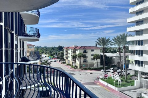 Condo in Surfside, Florida, 2 bedrooms  № 1989027 - photo 17