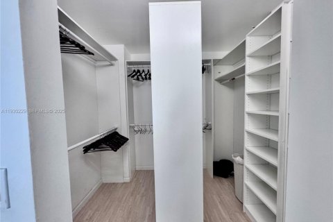 Condo in Surfside, Florida, 2 bedrooms  № 1989027 - photo 11