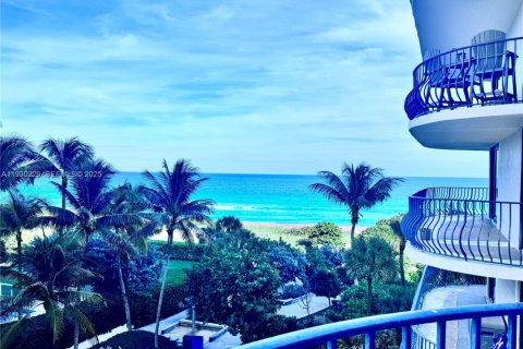 Condo in Surfside, Florida, 2 bedrooms  № 1989027 - photo 1