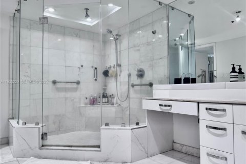 Condo in Surfside, Florida, 2 bedrooms  № 1989027 - photo 12