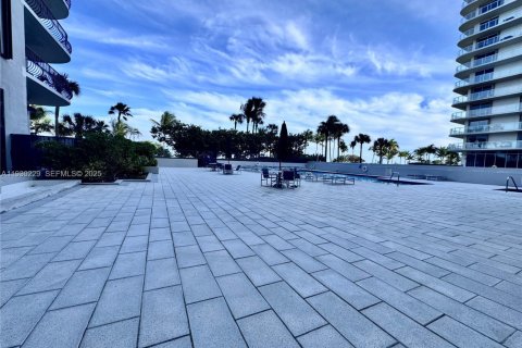 Condo in Surfside, Florida, 2 bedrooms  № 1989027 - photo 22