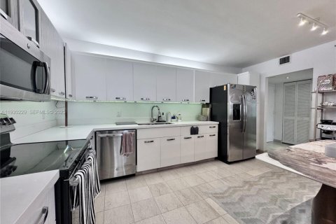 Condo in Surfside, Florida, 2 bedrooms  № 1989027 - photo 6