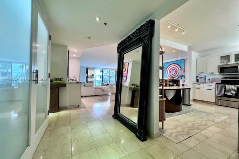 Condo in Surfside, Florida, 2 bedrooms  № 1989027 - photo 2