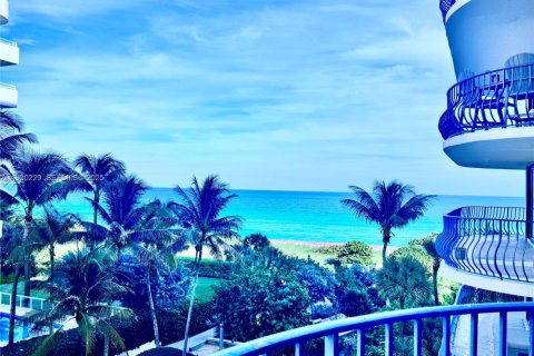 Condo in Surfside, Florida, 2 bedrooms  № 1989027 - photo 16