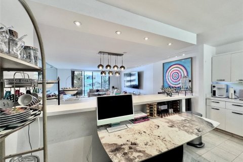 Condo in Surfside, Florida, 2 bedrooms  № 1989027 - photo 3