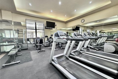 Condo in Surfside, Florida, 2 bedrooms  № 1989027 - photo 24