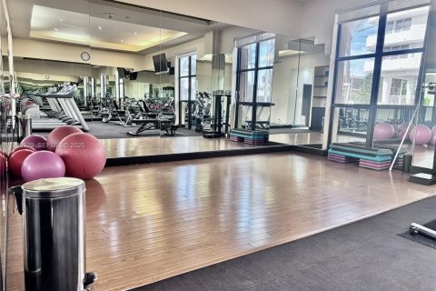 Condo in Surfside, Florida, 2 bedrooms  № 1989027 - photo 23