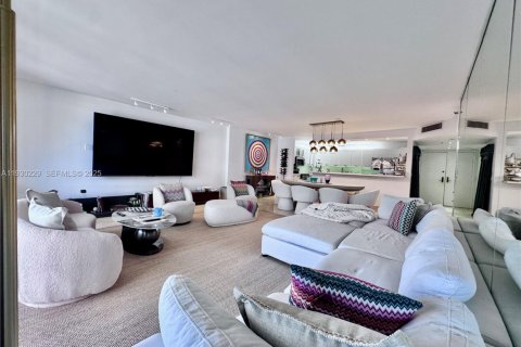 Condo in Surfside, Florida, 2 bedrooms  № 1989027 - photo 8