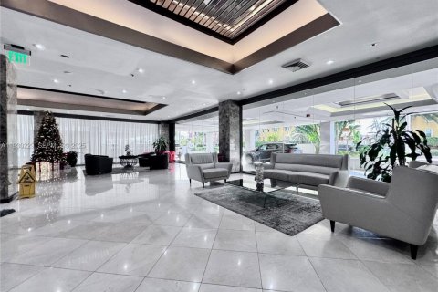 Condo in Surfside, Florida, 2 bedrooms  № 1989027 - photo 19