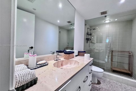 Condo in Surfside, Florida, 2 bedrooms  № 1989027 - photo 15