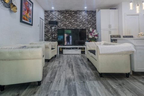 Casa en venta en Hialeah, Florida, 4 dormitorios, 163.88 m2 № 2046513 - foto 12
