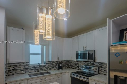 Casa en venta en Hialeah, Florida, 4 dormitorios, 163.88 m2 № 2046513 - foto 7