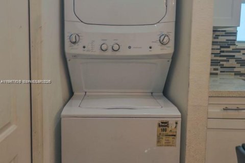 Casa en venta en Hialeah, Florida, 4 dormitorios, 163.88 m2 № 2046513 - foto 18