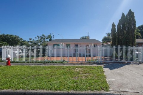 Casa en venta en Hialeah, Florida, 4 dormitorios, 163.88 m2 № 2046513 - foto 3
