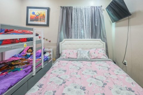 Casa en venta en Hialeah, Florida, 4 dormitorios, 163.88 m2 № 2046513 - foto 10