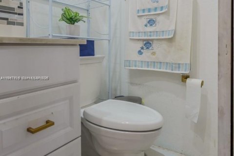 Casa en venta en Hialeah, Florida, 4 dormitorios, 163.88 m2 № 2046513 - foto 15