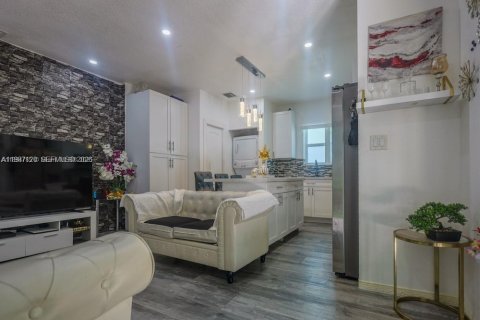 Casa en venta en Hialeah, Florida, 4 dormitorios, 163.88 m2 № 2046513 - foto 8