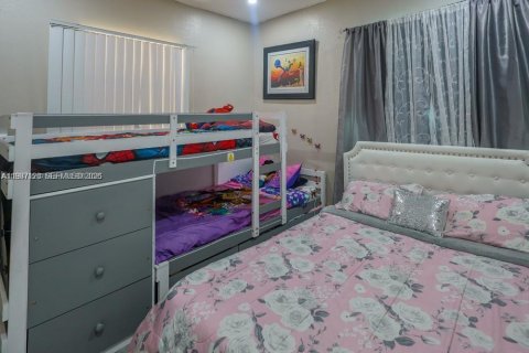 Casa en venta en Hialeah, Florida, 4 dormitorios, 163.88 m2 № 2046513 - foto 11