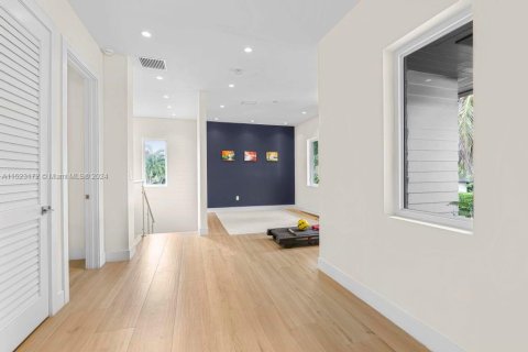 House in Miami, Florida 5 bedrooms, 350.24 sq.m. № 1703146 - photo 16