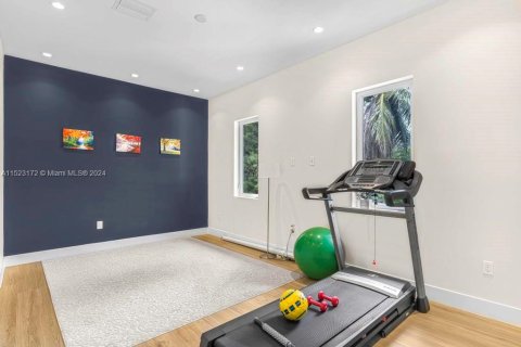 House in Miami, Florida 5 bedrooms, 350.24 sq.m. № 1703146 - photo 17