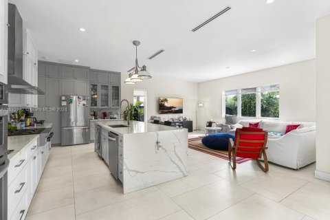 House in Miami, Florida 5 bedrooms, 350.24 sq.m. № 1703146 - photo 5