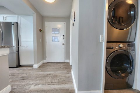 Condo in Hollywood, Florida, 2 bedrooms  № 2036813 - photo 12