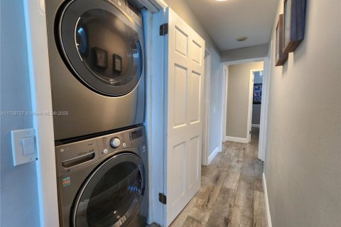 Condo in Hollywood, Florida, 2 bedrooms  № 2036813 - photo 26