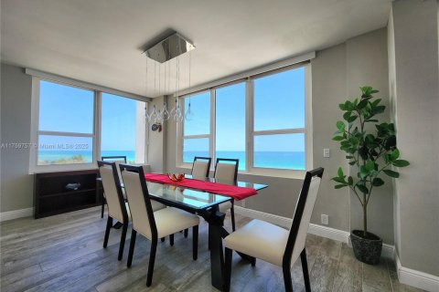 Condo in Hollywood, Florida, 2 bedrooms  № 2036813 - photo 20