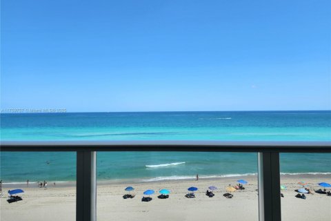 Condo in Hollywood, Florida, 2 bedrooms  № 2036813 - photo 2