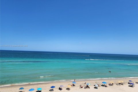 Condo in Hollywood, Florida, 2 bedrooms  № 2036813 - photo 8