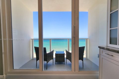 Condo in Hollywood, Florida, 2 bedrooms  № 2036813 - photo 5