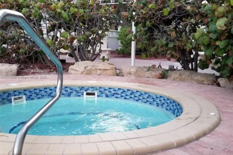 Condo in Hollywood, Florida, 2 bedrooms  № 2036813 - photo 29