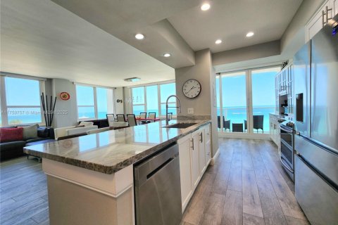 Condo in Hollywood, Florida, 2 bedrooms  № 2036813 - photo 16