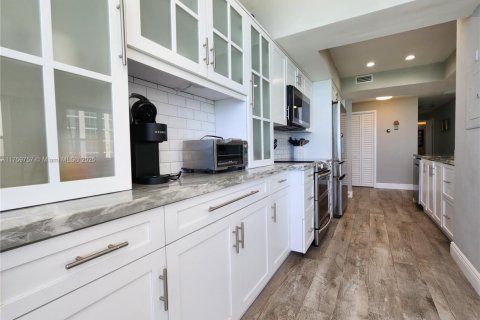 Condo in Hollywood, Florida, 2 bedrooms  № 2036813 - photo 18