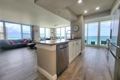 Condo in Hollywood, Florida, 2 bedrooms  № 2036813 - photo 7