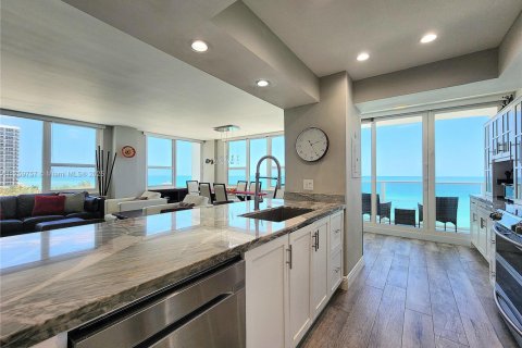 Condo in Hollywood, Florida, 2 bedrooms  № 2036813 - photo 15