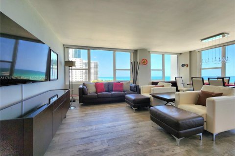 Condo in Hollywood, Florida, 2 bedrooms  № 2036813 - photo 10