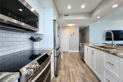 Condo in Hollywood, Florida, 2 bedrooms  № 2036813 - photo 17