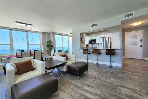 Condo in Hollywood, Florida, 2 bedrooms  № 2036813 - photo 13