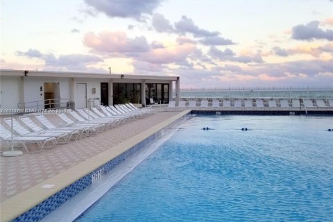 Condo in Hollywood, Florida, 2 bedrooms  № 2036813 - photo 28