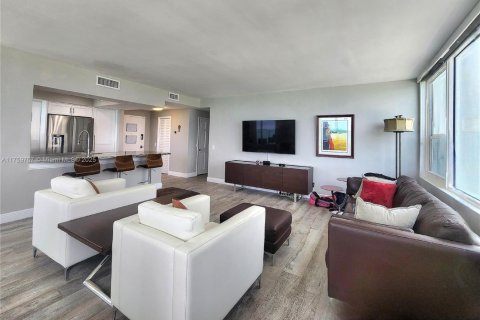 Condo in Hollywood, Florida, 2 bedrooms  № 2036813 - photo 11