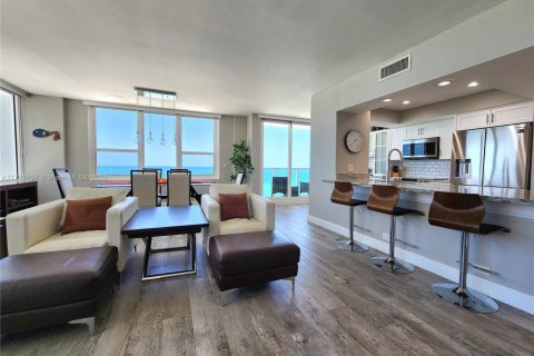 Condo in Hollywood, Florida, 2 bedrooms  № 2036813 - photo 24