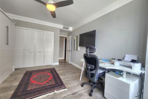 Condo in Hollywood, Florida, 2 bedrooms  № 2036813 - photo 21