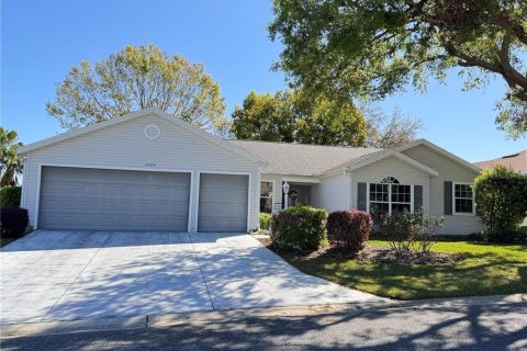 House in Leesburg, Florida 3 bedrooms, 226.4 sq.m. № 1574963 - photo 1