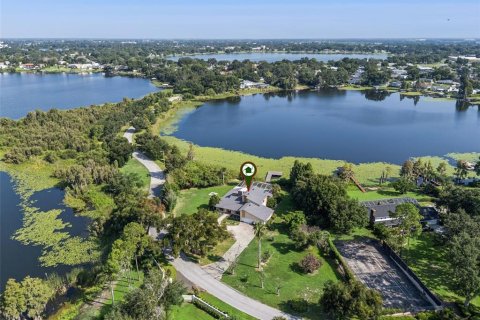 House in Winter Haven, Florida 5 bedrooms, 381.64 sq.m. № 2315063