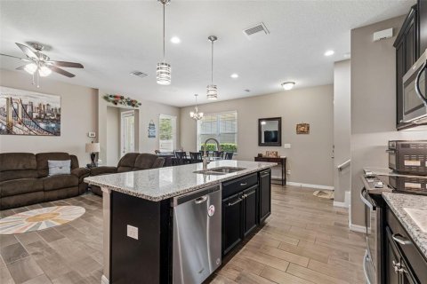 Townhouse in Lutz, Florida 4 bedrooms, 194.91 sq.m. № 2299785 - photo 13