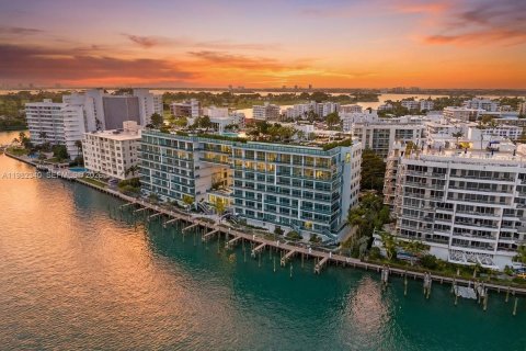 Copropriété à vendre à Bay Harbor Islands, Floride: 2 chambres, 172.89 m2 № 2046777 - photo 1