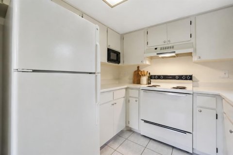 Condo in Palm Harbor, Florida, 2 bedrooms № 2233746 - photo 9