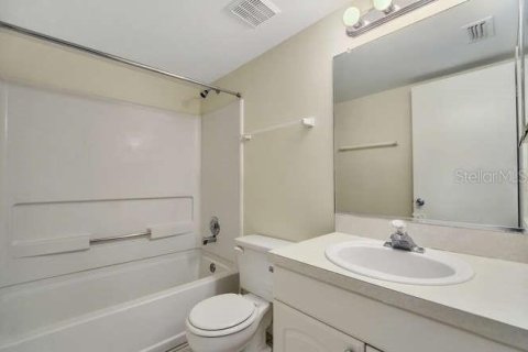 Condo in Palm Harbor, Florida, 2 bedrooms № 2233746 - photo 13