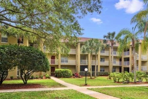 Condo in Palm Harbor, Florida, 2 bedrooms № 2233746 - photo 27